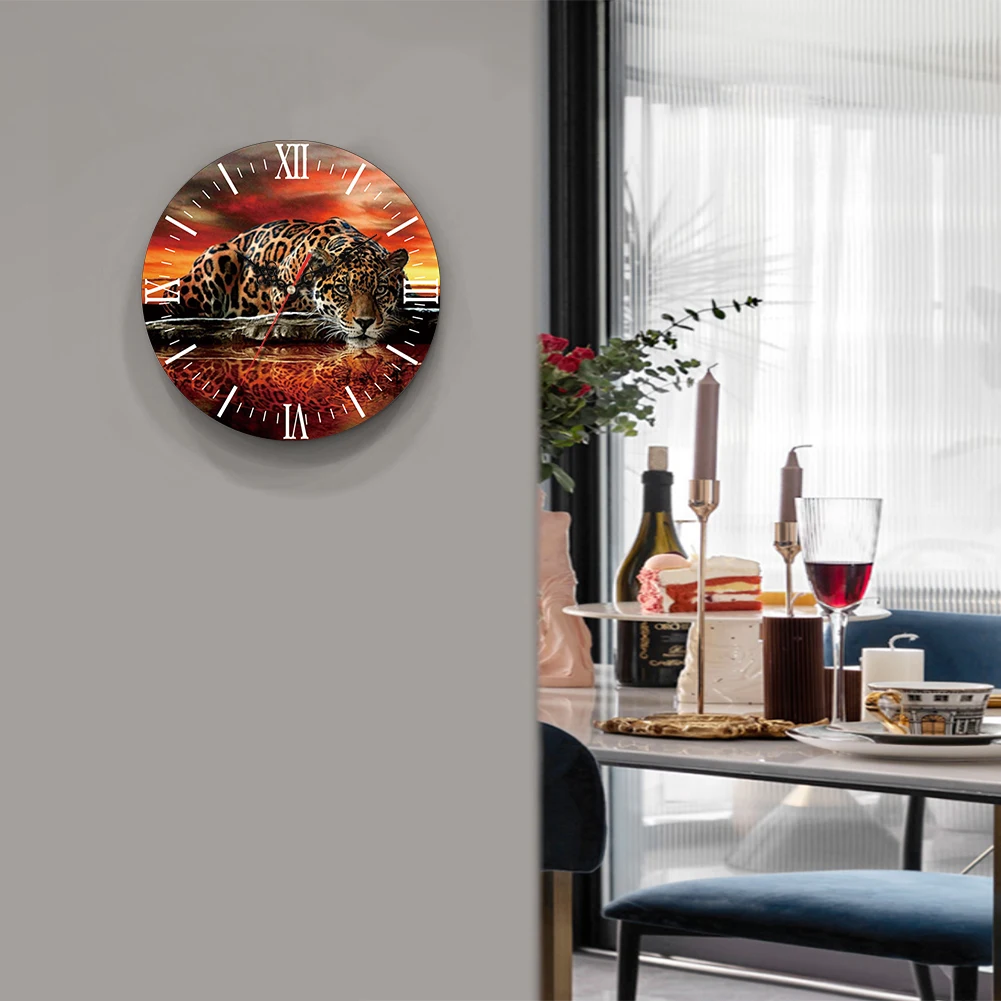 

Ferocious Tiger Pattern Classic Dial Roman Numeral Round Mute Wooden Wall Mounted Clock Individual Practical Home Decorations