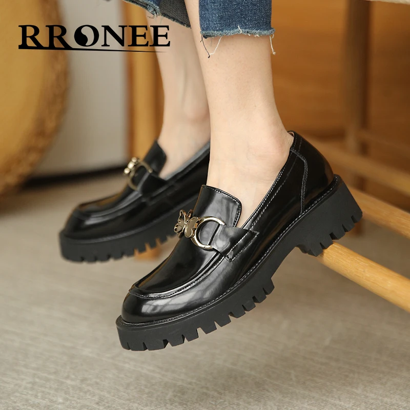 

Loafers with round heads and muffins