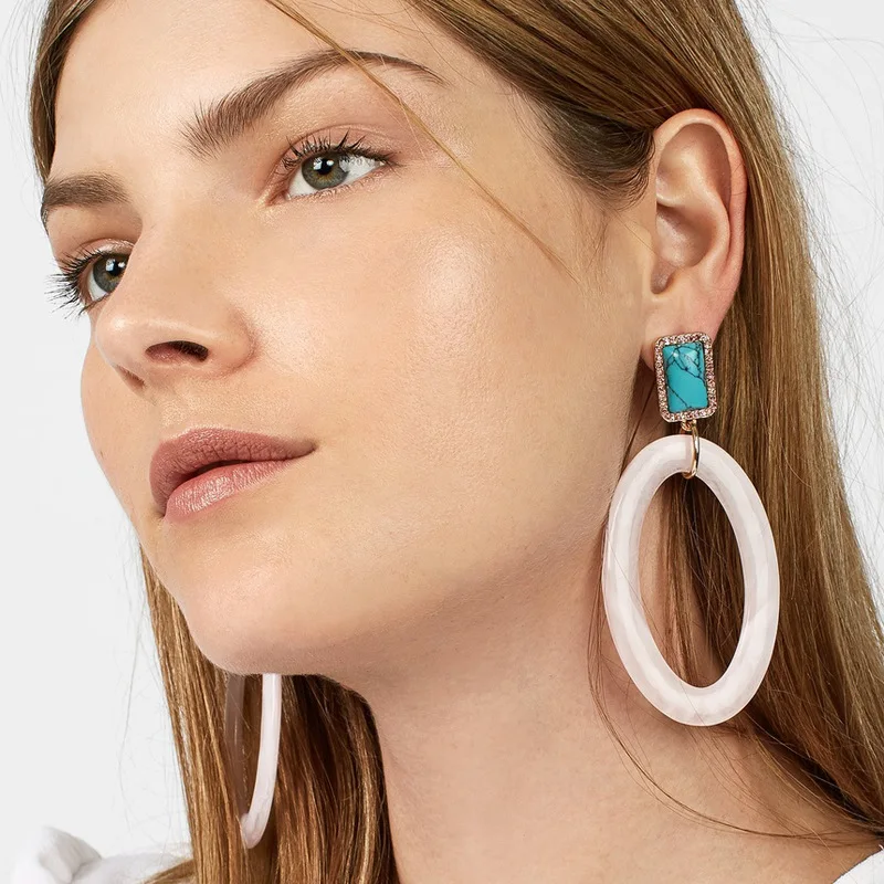 Большие геометрические овальные акриловые серьги-гвоздики с кристаллами модные