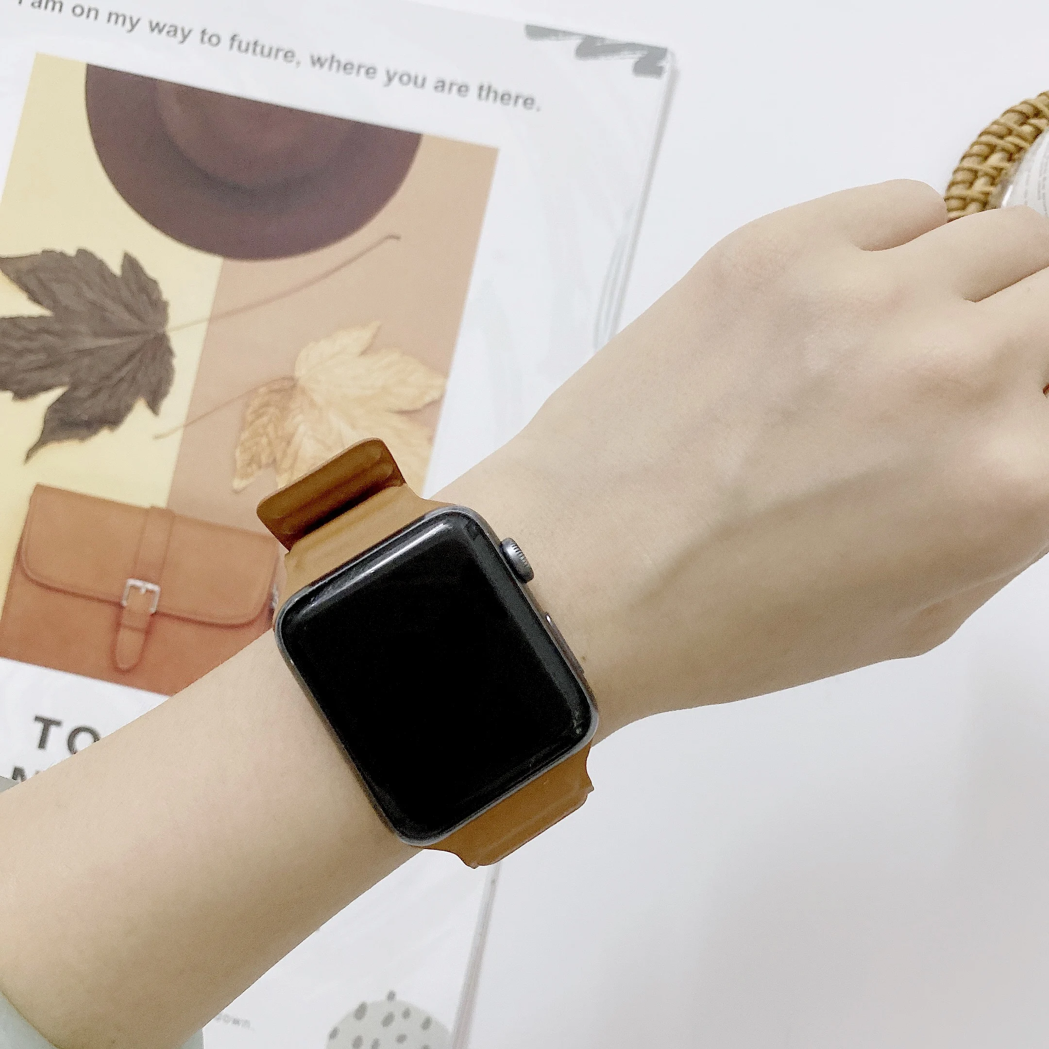 Suitable for Apple leather two-stage loop strap 38mm 40mm 42mm 44mm apple watch1 / 2 / 3 / 4 / 5 / 6 / SE magnetic suction strap