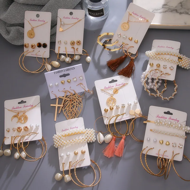 Женские акриловые серьги с кисточками белым жемчугом и кристаллами в форме