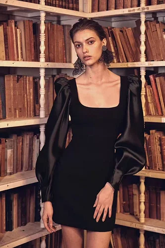 Женское платье с длинным рукавом черное облегающее из вискозы в стиле звезд для