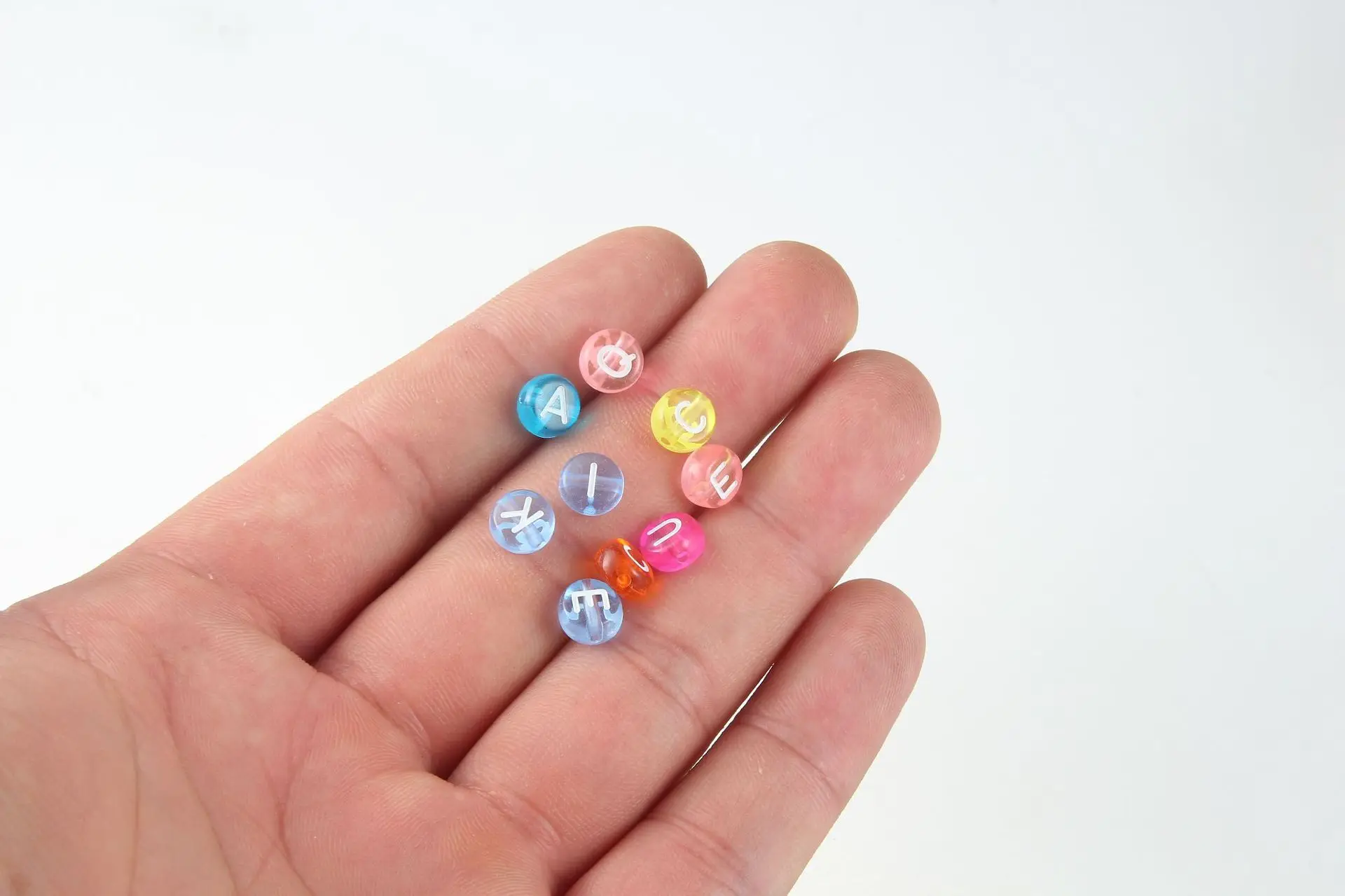 

100PCS Acrylic Transparent Multicolored Letter Beads 7mm Flat Round Alphabet Spacer Beads for DIY Jewelry Crafts Making