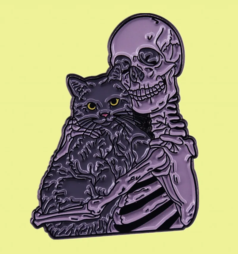 Эмалированная брошь в виде призрака улыбающегося скелета обнимающегося котенка