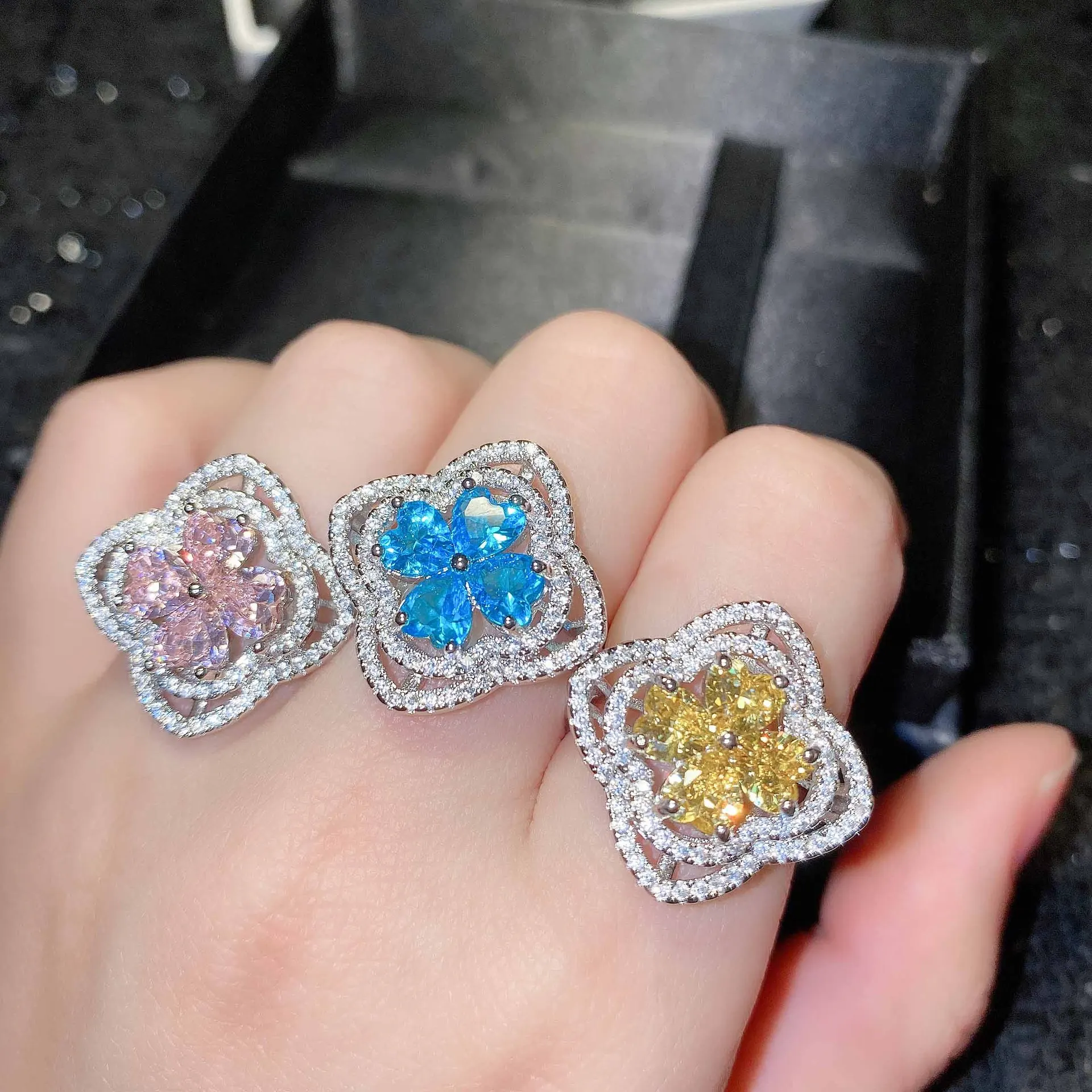

Exquisite Four Leaf Clover Hollowed Ring Temperament Luxury Colorful Zircon Rings Romantic Elegant Jewelry Female Accessories