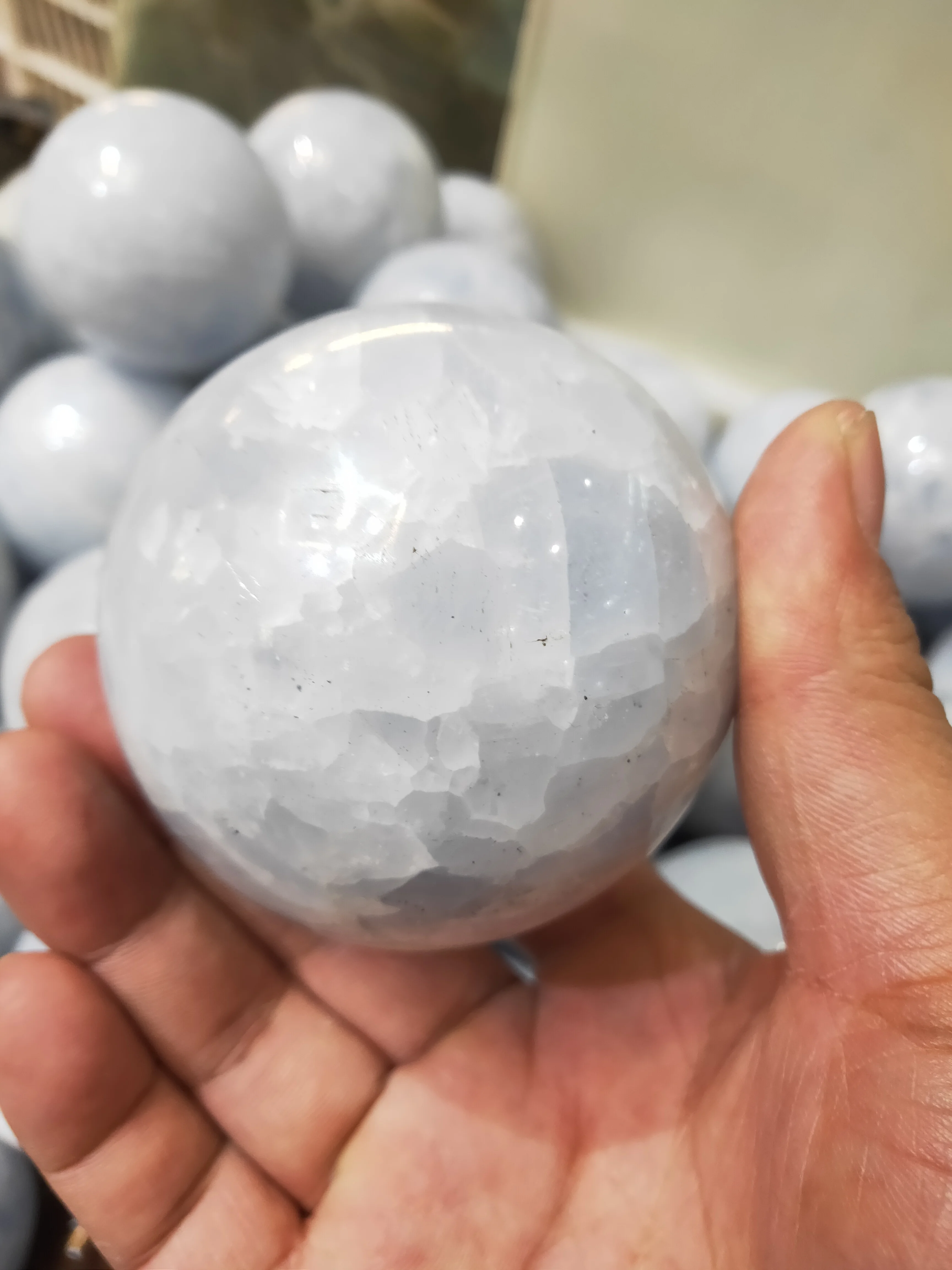 

50 мм Шар из натурального кианита, хрустальный камень, сфера, отлично подходит для медитации, украшение для дома, чакра камень «Reiki»