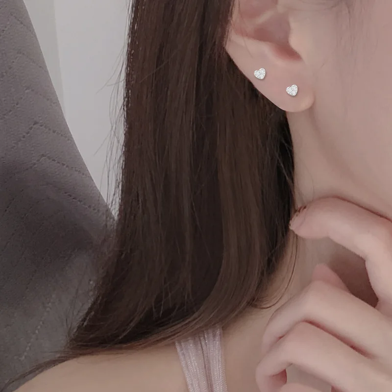 

Женские серьги-гвоздики в виде сердца с фианитами