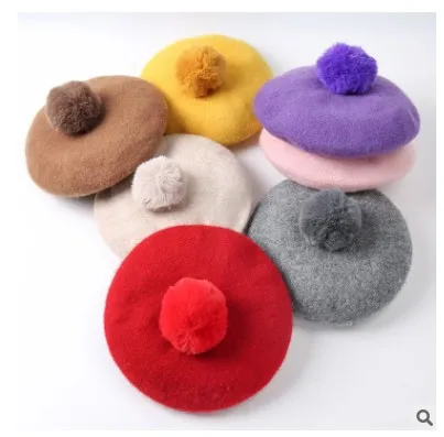 Милая шерстяная шапочка небесно-голубого цвета с помпоном из кроличьего меха