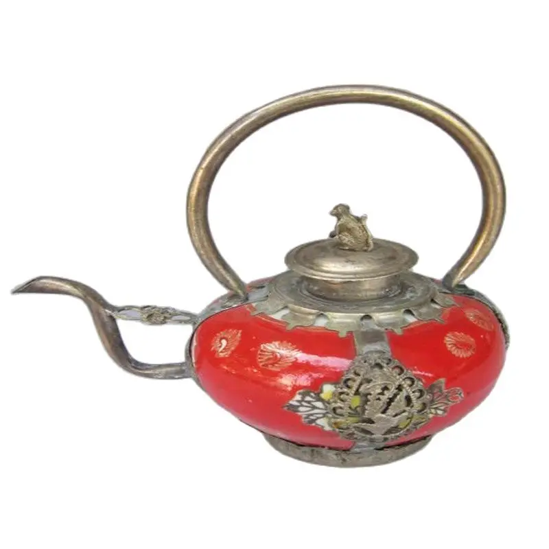 

Chinese antiques and old objects collect silver packets of porcelain and red wine kettle.