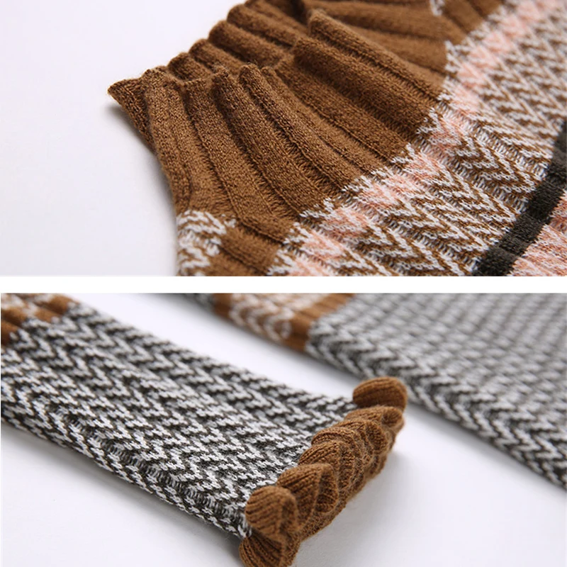 Женское трикотажное платье-свитер в полоску с круглым вырезом