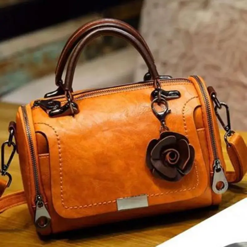 Сумка-тоут женская из натуральной кожи саквояж кросс-боди мягкой с подвеской в