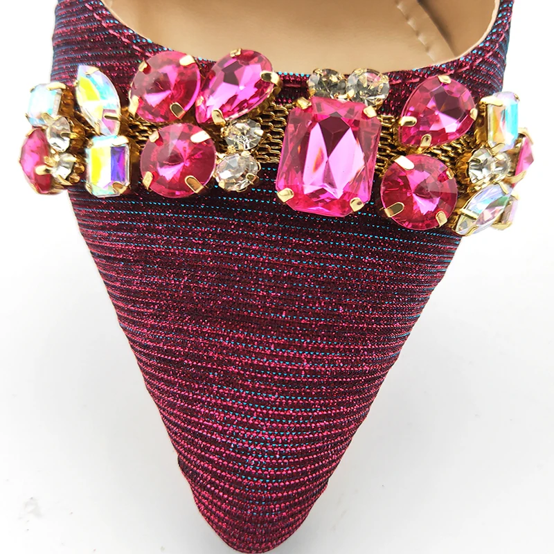 2020 г. удобные итальянские туфли на каблуке и сумочка серебристого цвета