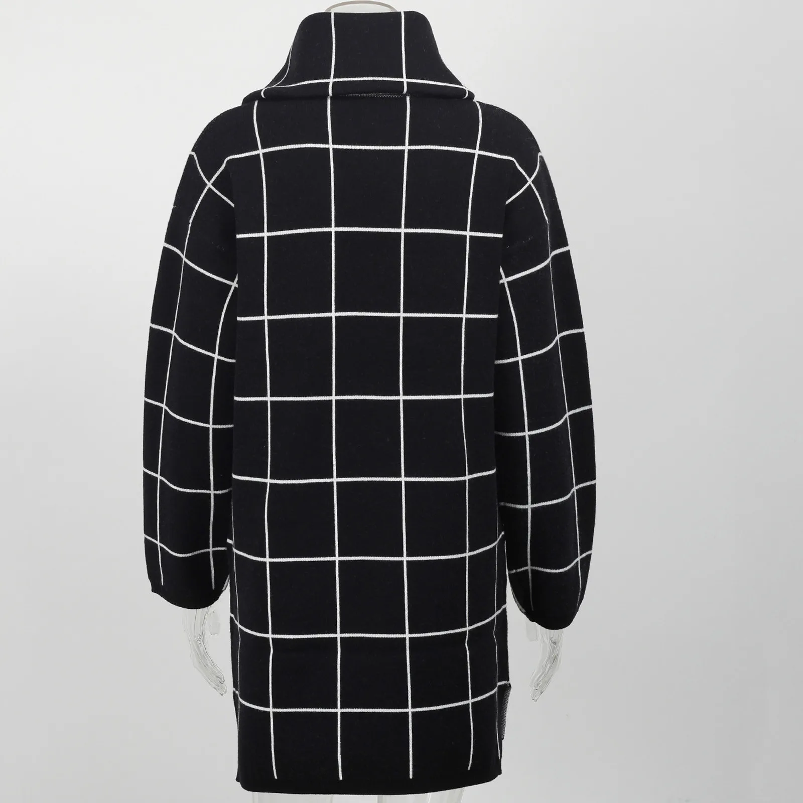 Женское трикотажное платье-свитер с воротником-хомутом и двумя лацканами |