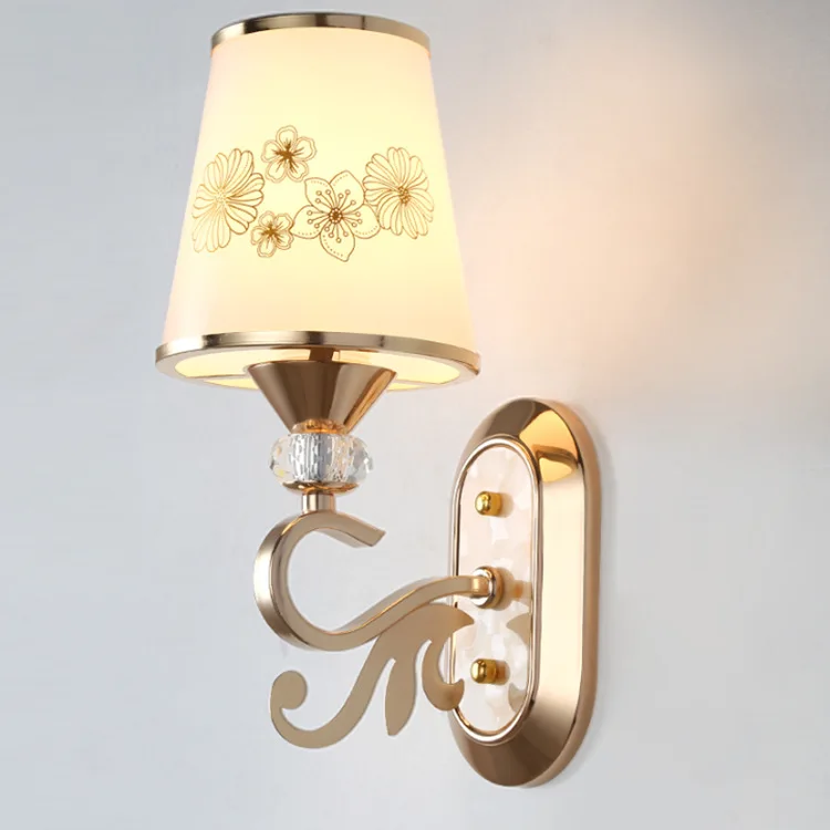 

Простой Европейский Стильный Стеклянный прикроватный настенный светильник для спальни, гостиной, коридора, светодиодный золотой настенны...