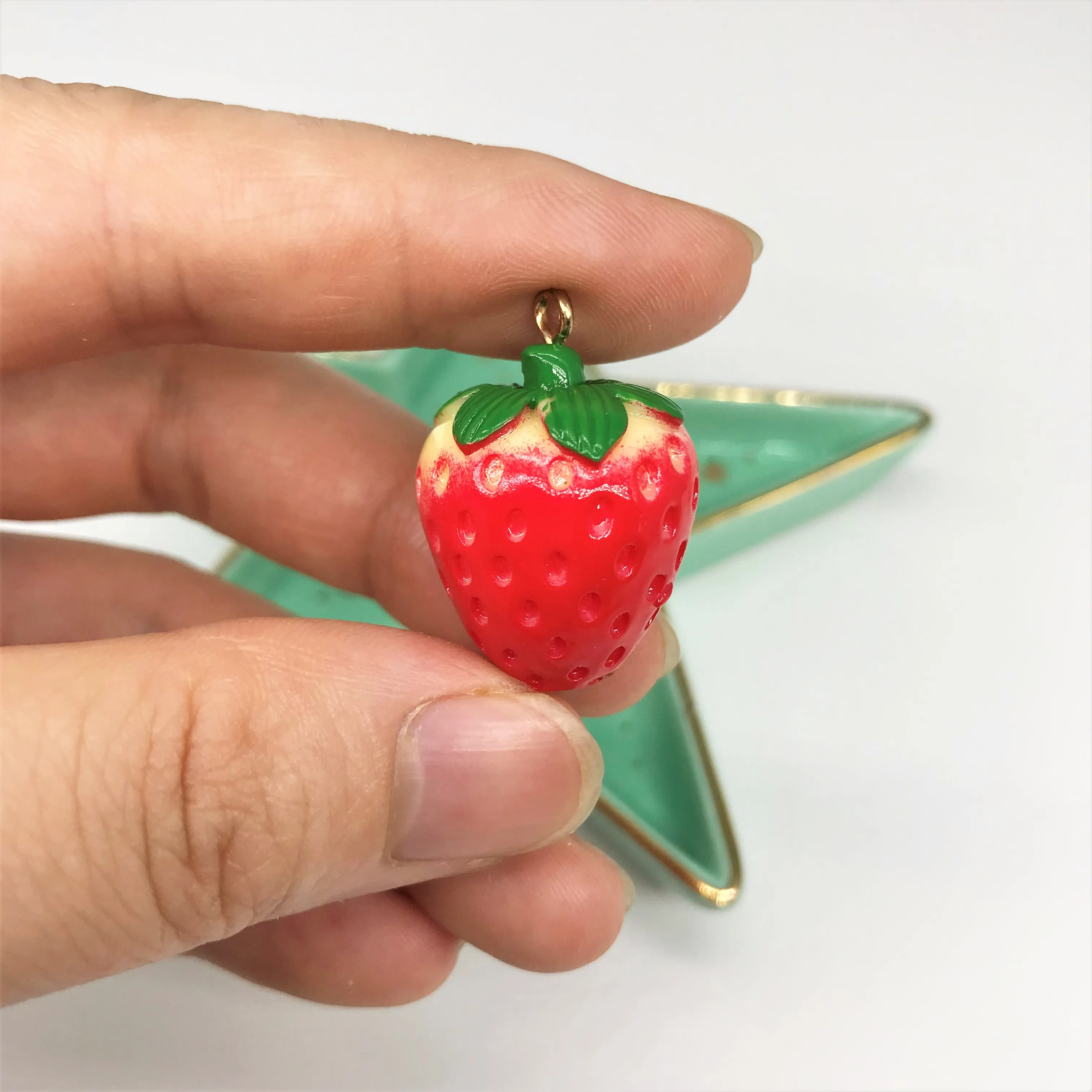 4 шт смолы ожерелье с клубничкой амулеты очень милый брелок подвески ожерелья для
