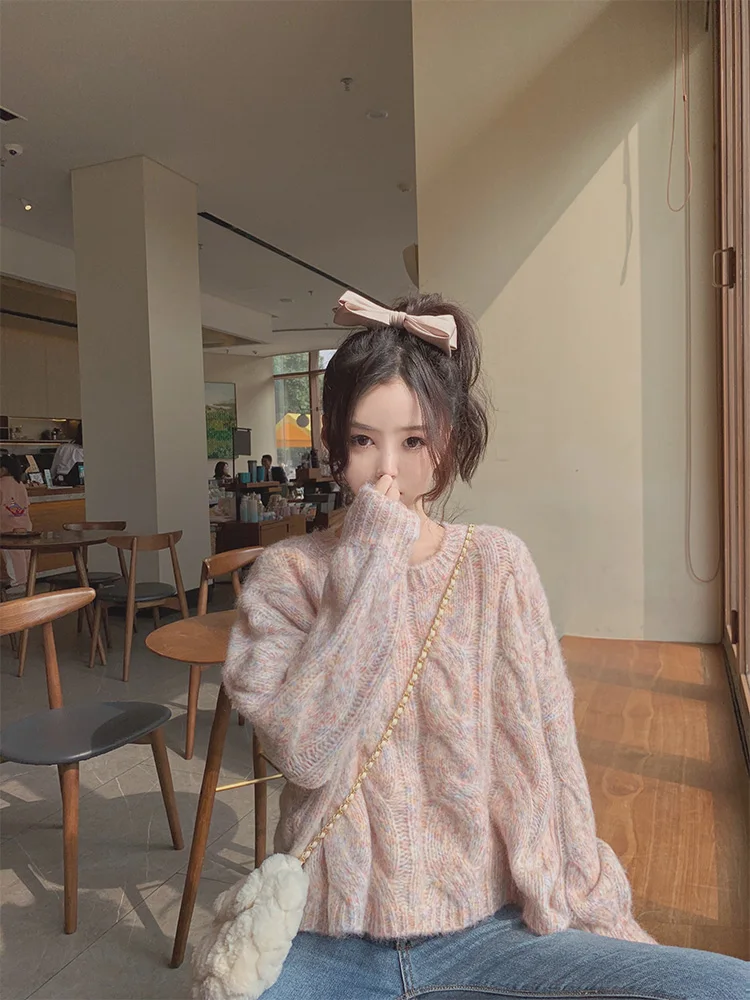 

Женский свитер большого размера с высоким воротом.