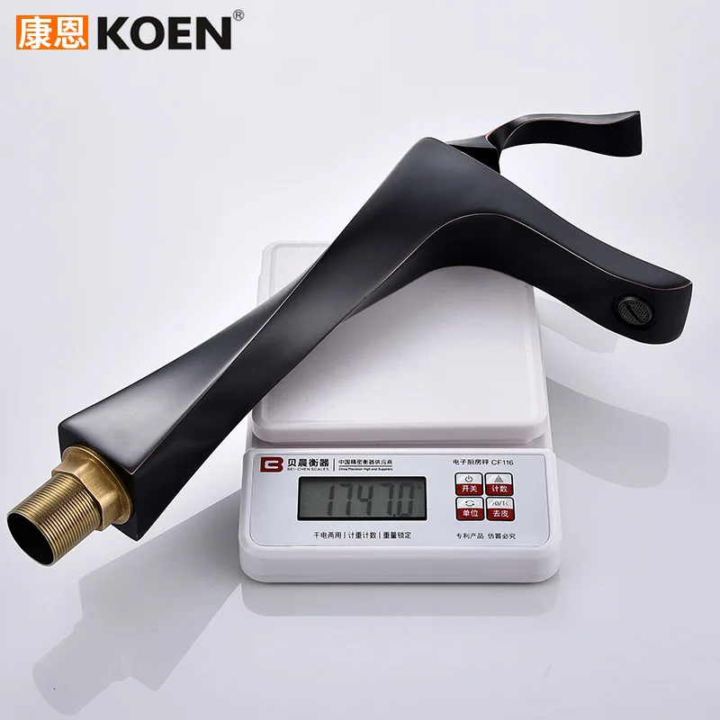 Кран для раковины на сцене Черный кран воды горячей и холодной полностью