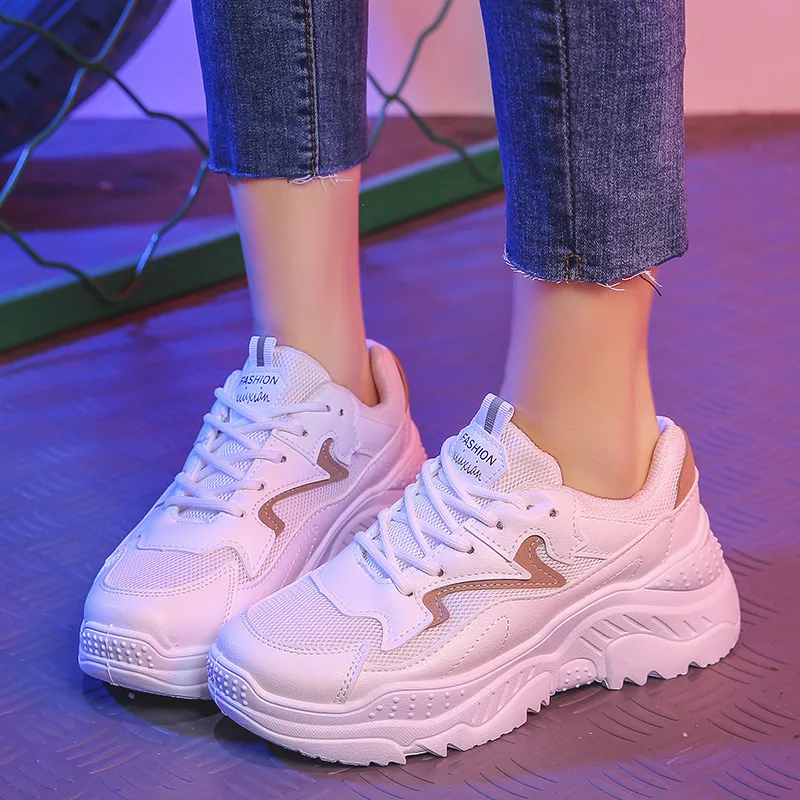 Модные женские кроссовки для тренировок белые на танкетке сетчатая женская