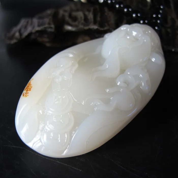 Синьцзян и Тянь Юй раскладывают кусочки семян толстых белых нефритовых сокровищ