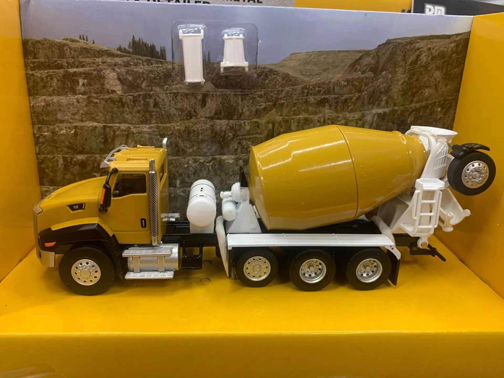Caterpillar Cat CT660 дневной кабинный трактор с McNeilus Bridgemaster миксер масштаб 1/64 литая