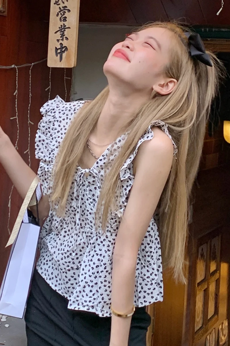 Женский жилет на бретелях с V-образным вырезом и оборками | Женская одежда