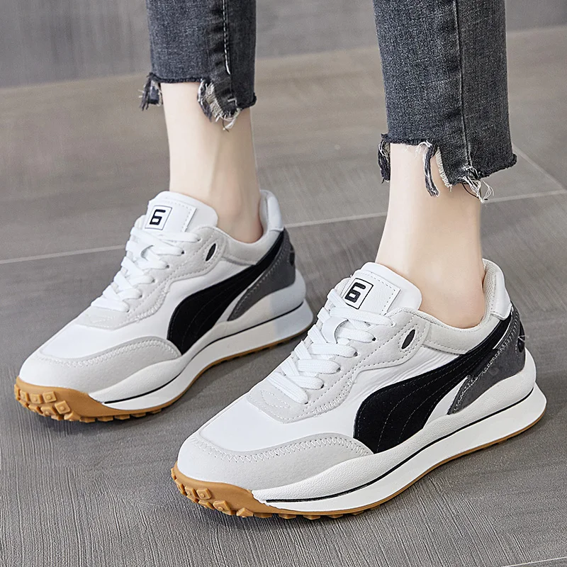 

New couple lightweight running shoes non-slip wearresistant lightweight breathable mesh flat bottom fashion sports fitness shoes