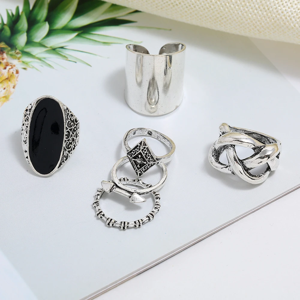 Кольцо женское серебристого цвета с вырезами на костяшки черного | Украшения и