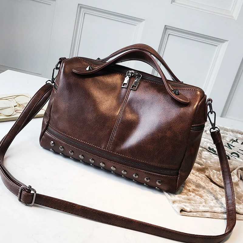 

Женская сумка для боулинга с надписью сумки в заклепках, роскошные дизайнерские сумки через плечо с молнией, вместительные сумки известног...