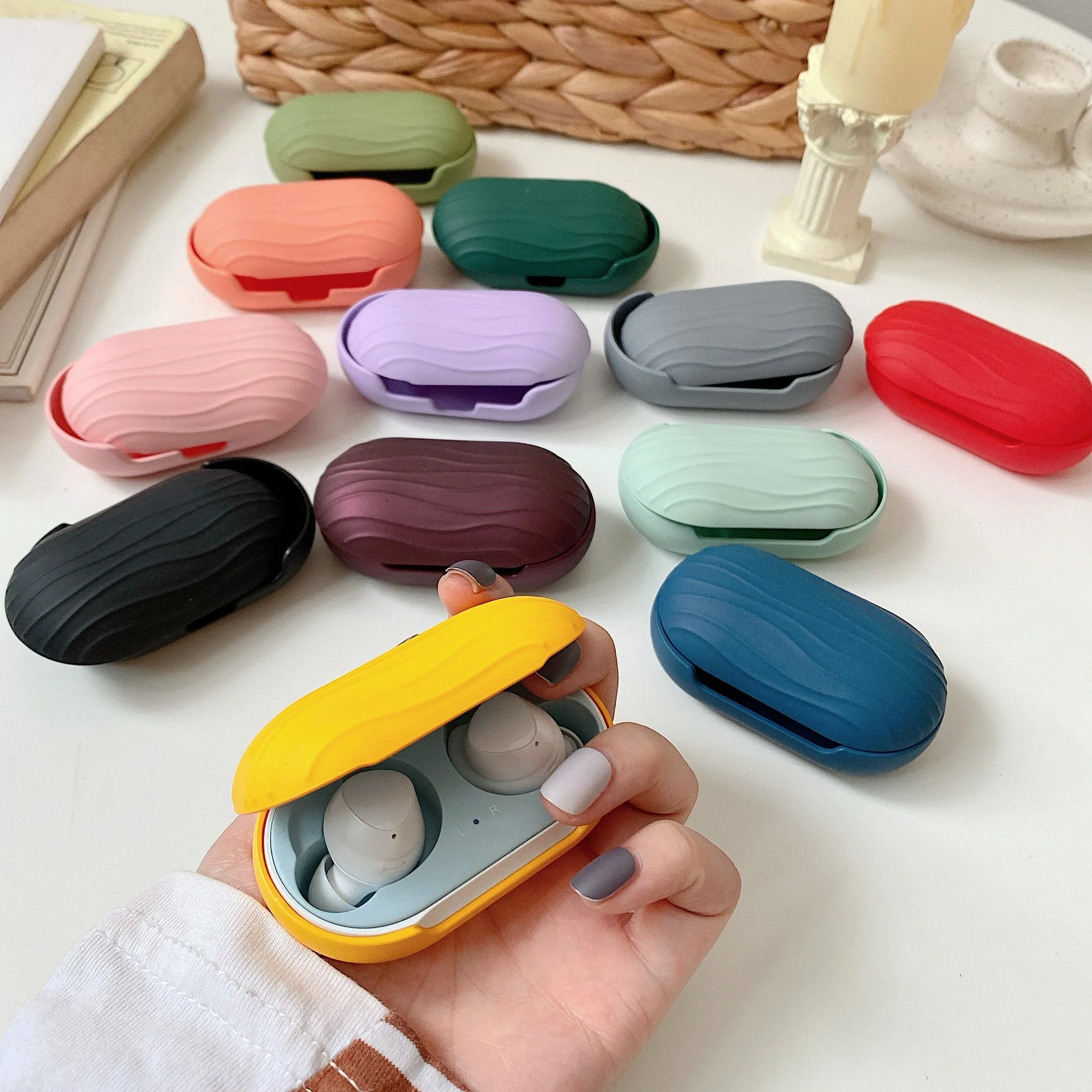 Твердый цветной чехол для Samsung Galaxy Buds/Buds + Plus матовый нескользящий Bluetooth защитный