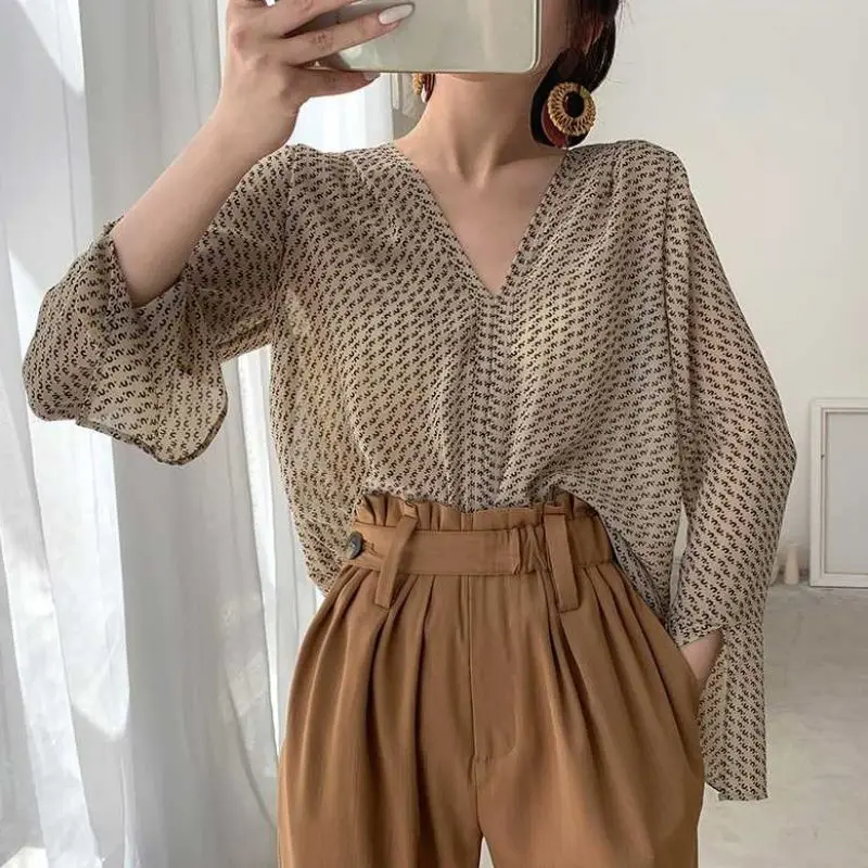 

Женская рубашка в стиле ретро с длинным рукавом и v-образным вырезом