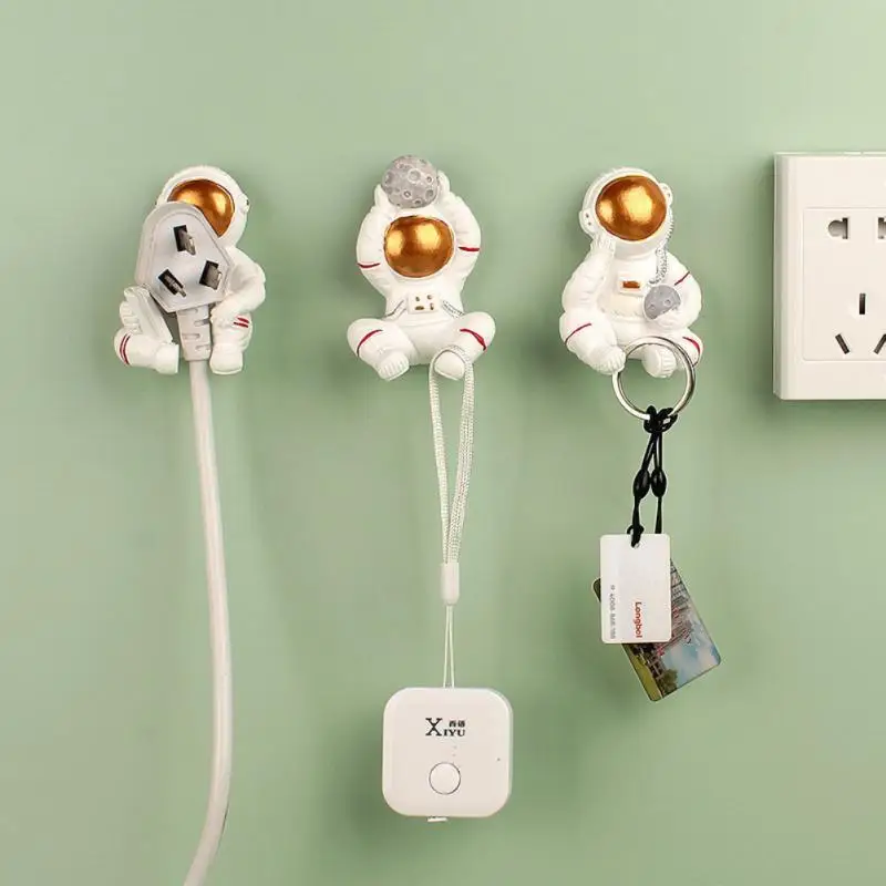 

Astronaut Shaped Plug Storage Rack Punch-free Wall-mounted Resin Plug Power Cord Storage Rack Key Small Object Hook Wall Decor