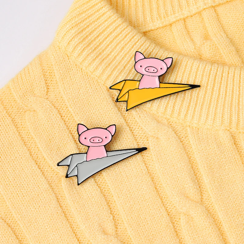 

Fashion cartoon cute Origami airplane pink piggy brooch enamel pin backpack lapel pin hat jewelry gift for Children's