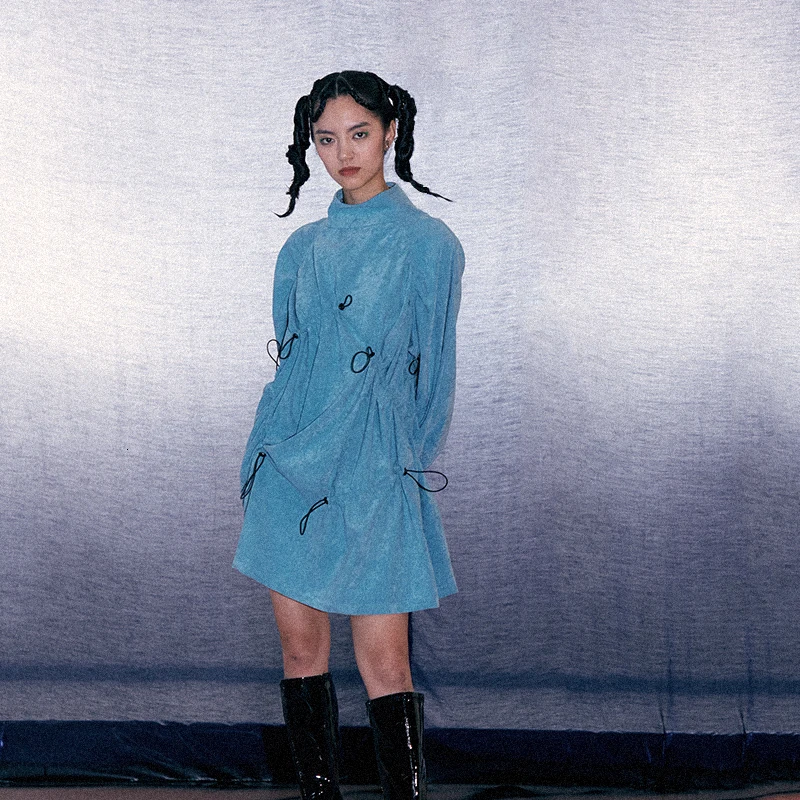 

[EAM] Women Blue Drawstring Pleaed Big Size Dress New Stand Collar Long Sleeve Loose Fit Fashion Tide Spring Autumn 2021 1D490