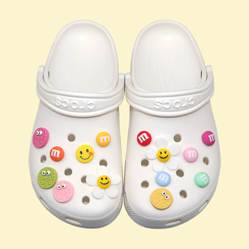 

Croc Charms Designer DIY Smiley Flower Biscuit M Bean Shoes Decaration for Croc JIBB Clogs Kids Boys Women Girls Gifts