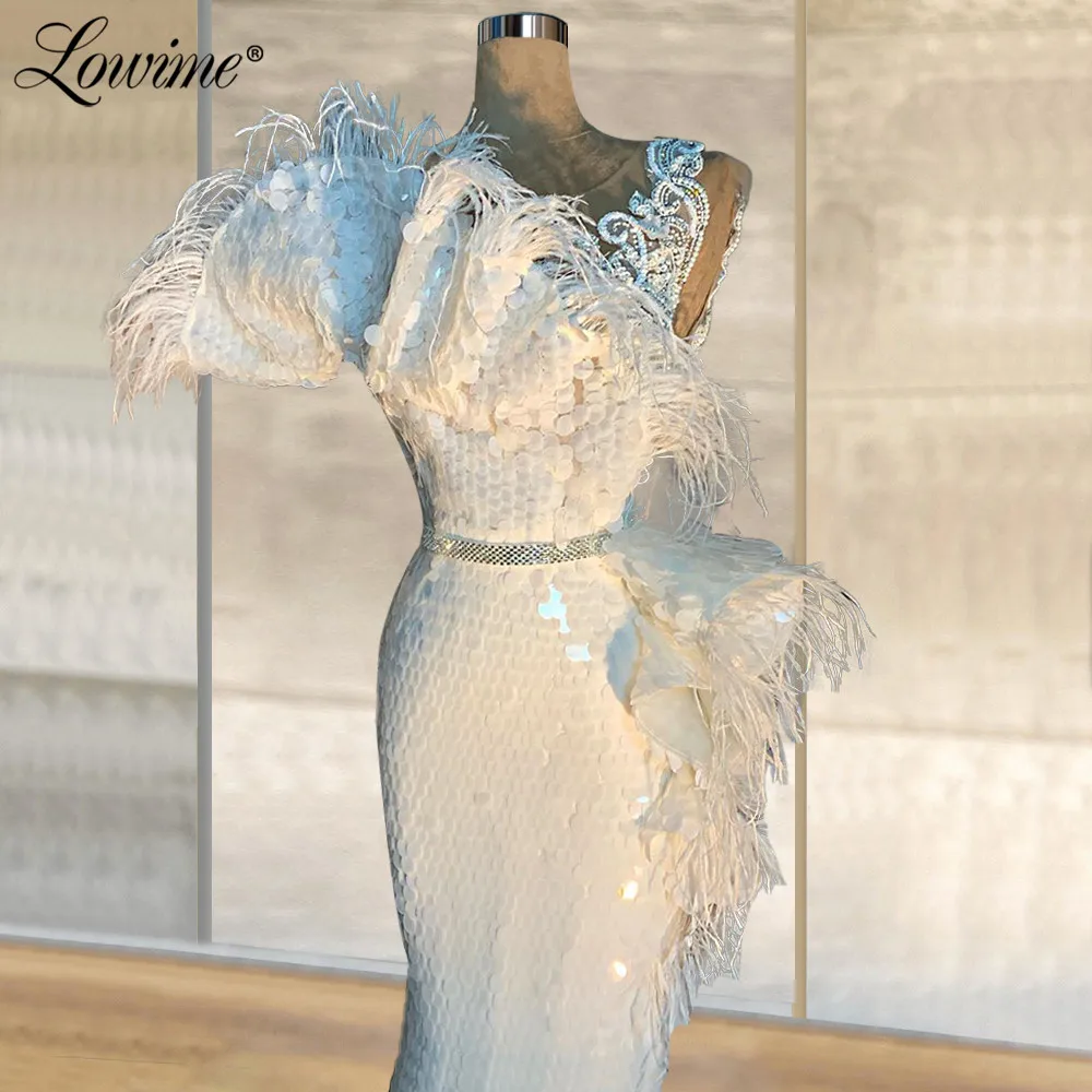 Вечернее платье цвета слоновой кости с блестками перьями жемчугом бусинами