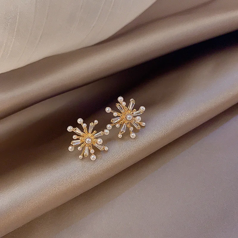 

Korean Original Design Temperament Simple Snowflake Shape Fresh Water Pearl Cold Wind Earrings Female