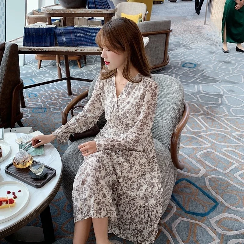 

Женское платье средней длины с V-образным вырезом и длинным рукавом