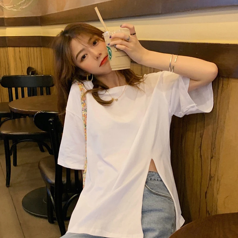 Женская хлопковая футболка с коротким рукавом круглым вырезом и разрезом сбоку |