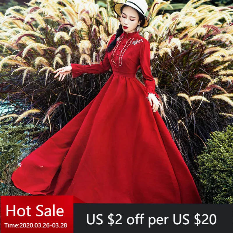 Зимнее платье из искусственной замши с длинными расклешенными рукавами красное