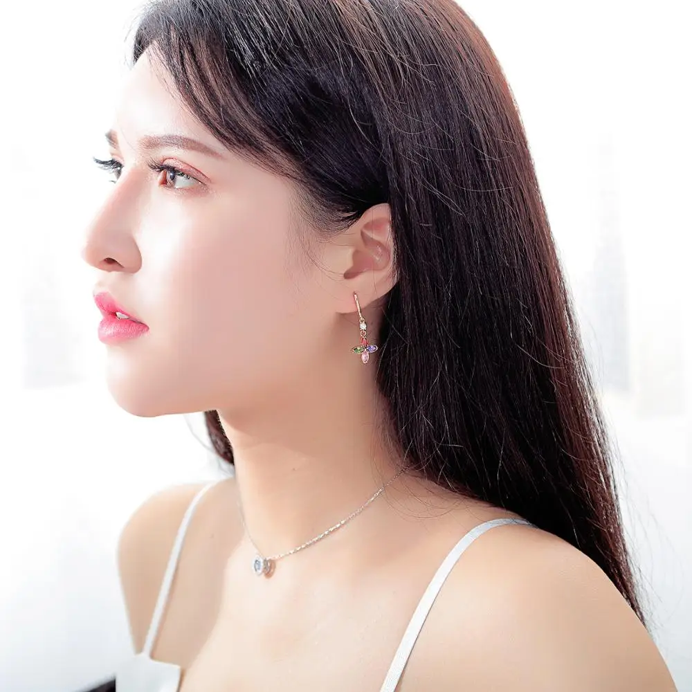 Элегантные серьги с геометрическим цветком и кристаллами золотого цвета