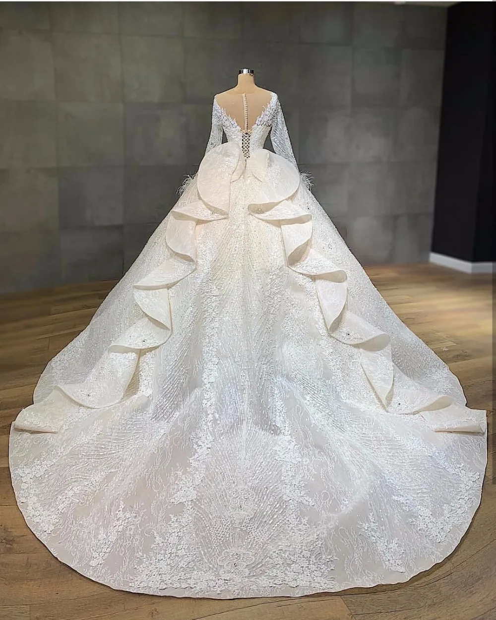 Hot New Arrivals Illusion  Wedding Dresses Luxury Beading Appliques Ball Gown Gowns Ruffles Back Bride Dresses Robe De Mariee