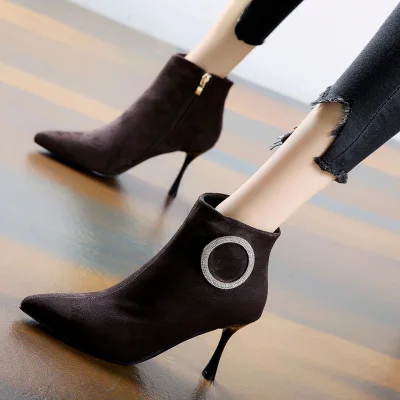 Стразы ботинки на высоком каблуке с острым носком женские зимние