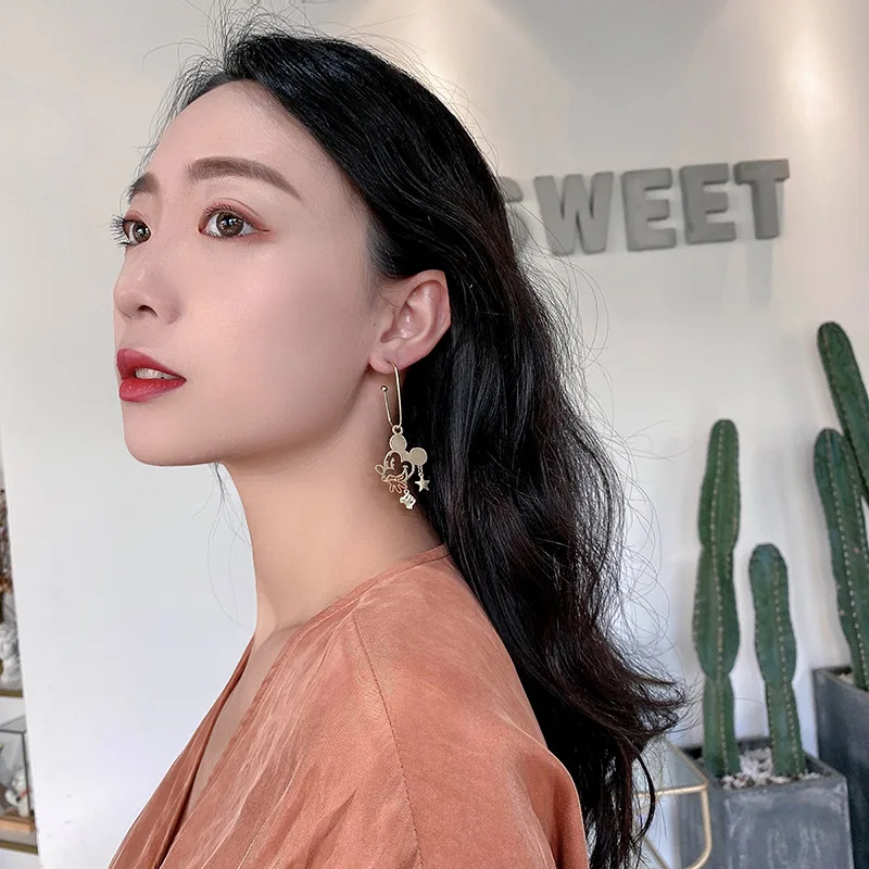 Женские ассиметричные серьги гвоздики из серебра 925 пробы с изображением Микки