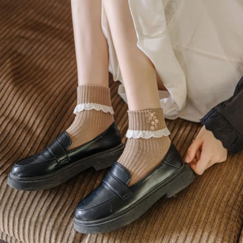 2 Pair Lace Edge Cute Women Socks Fashion Embroidery Flowers Ladies Style Winter Socks Set Vintage Calzini Donna Calcetas Mujer