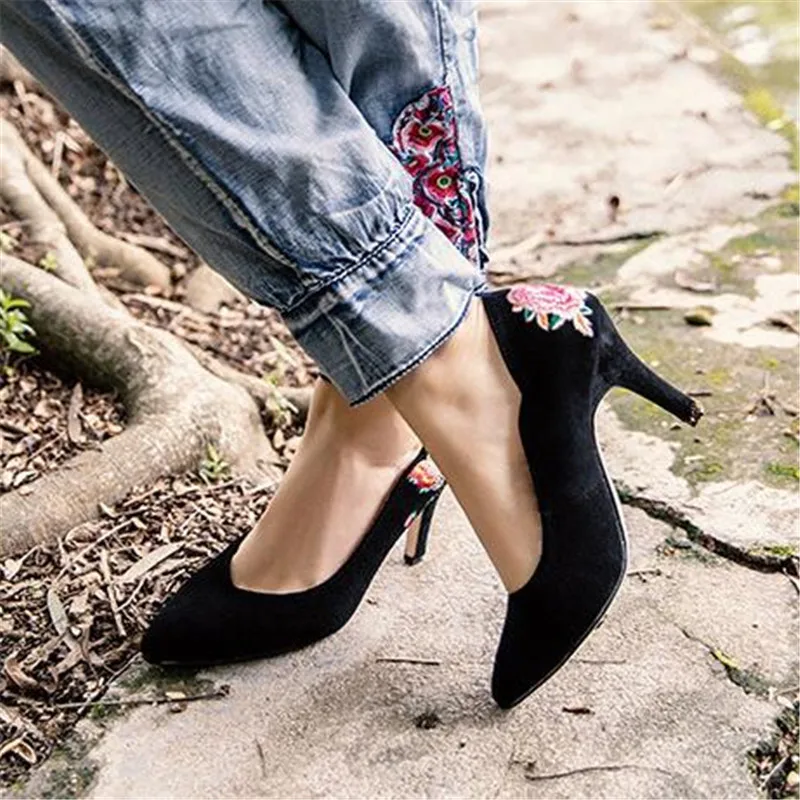 Туфли-лодочки женские из натуральной кожи с вышивкой | Обувь