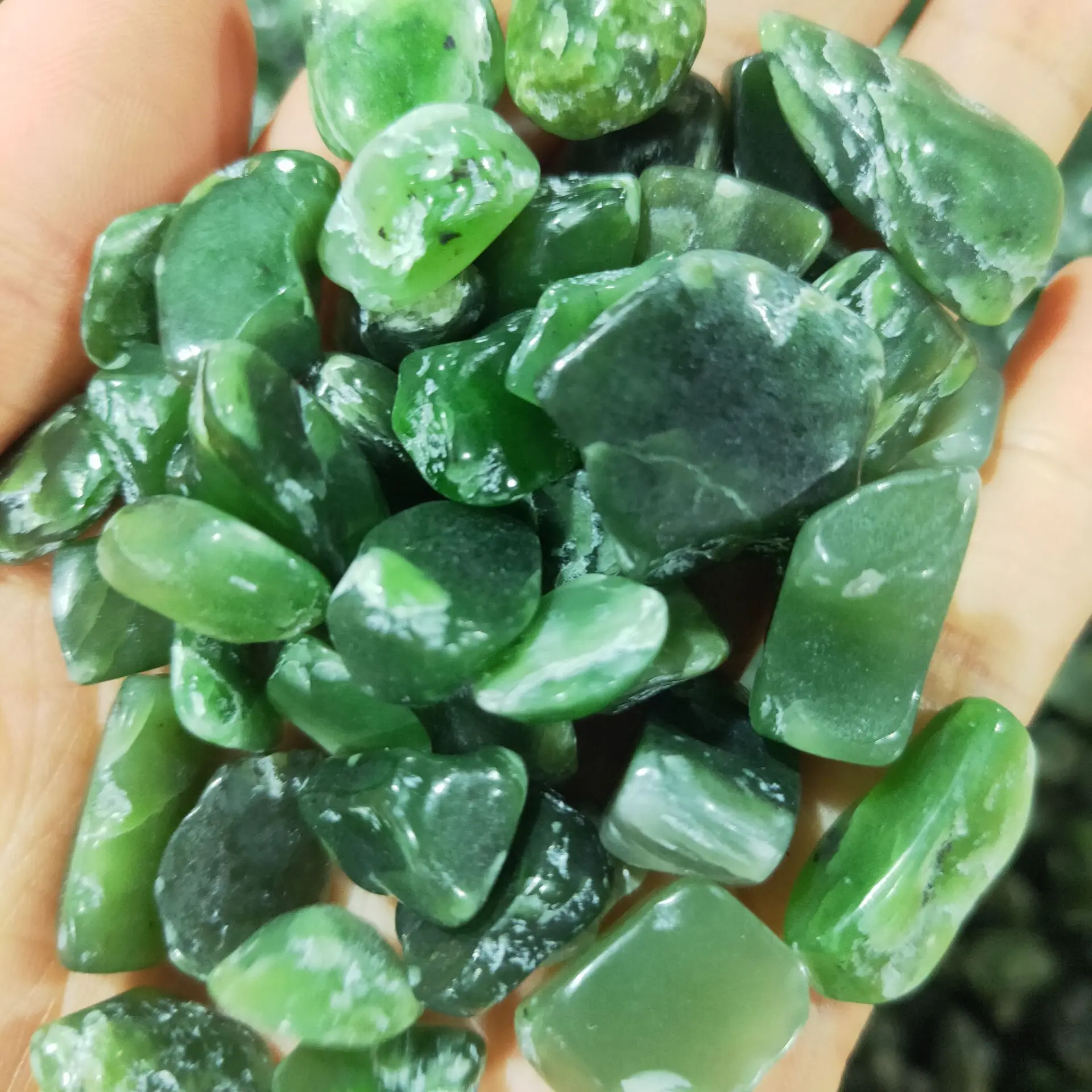 Натуральная зеленая гравийная минеральная коллекция драгоценных камней в хакра-камнях для украшения ведьмовства аквариумов и аквариумов.