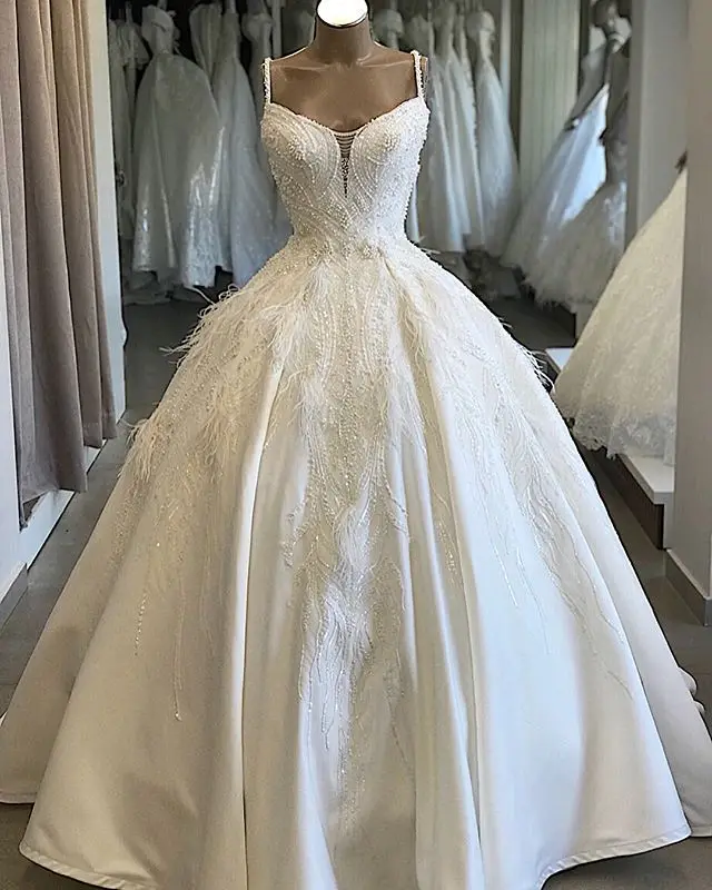 Бальное платье с перьями роскошное свадебное бисером и V образным вырезом