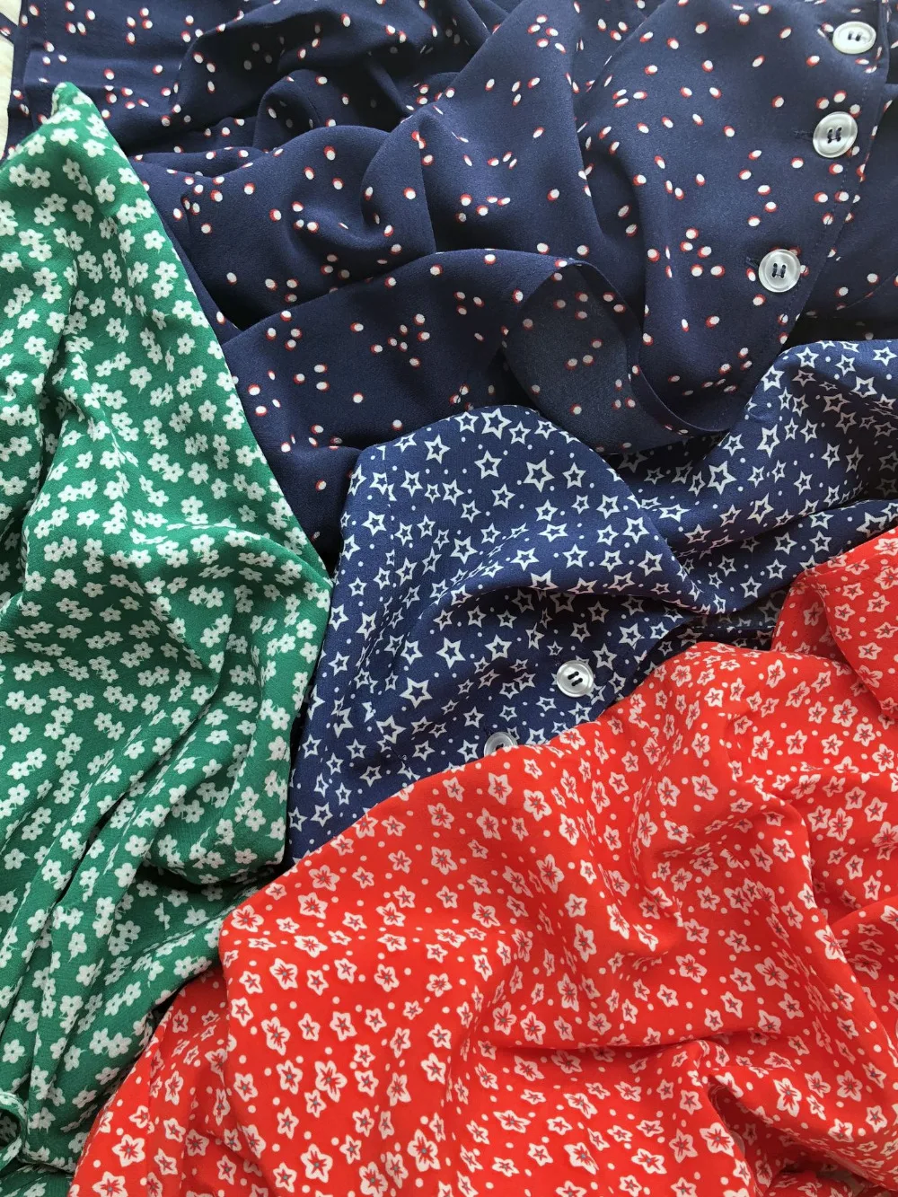 Женское платье средней длины с запахом мягкое приталенное из вискозы цветочным