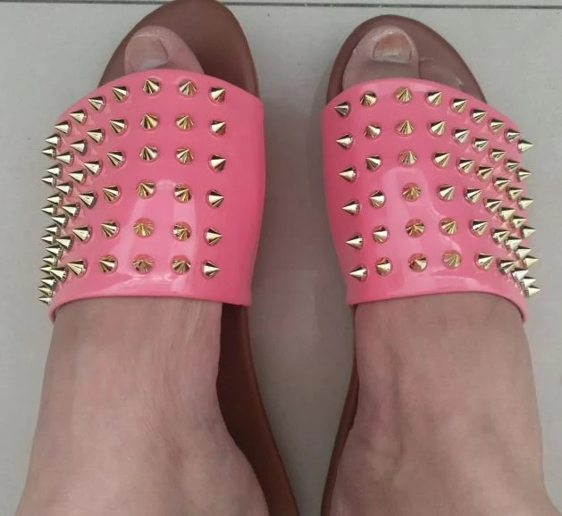 pink Летние женские босоножки; женские сланцы; Новинка; модные туфли с открытым носом на высоком каблуке, с заклепками, на плоской подошве, без застежек женские Открытый светильник; удобные слипоны; женские пляжные сандалии; S684 - Color: pink