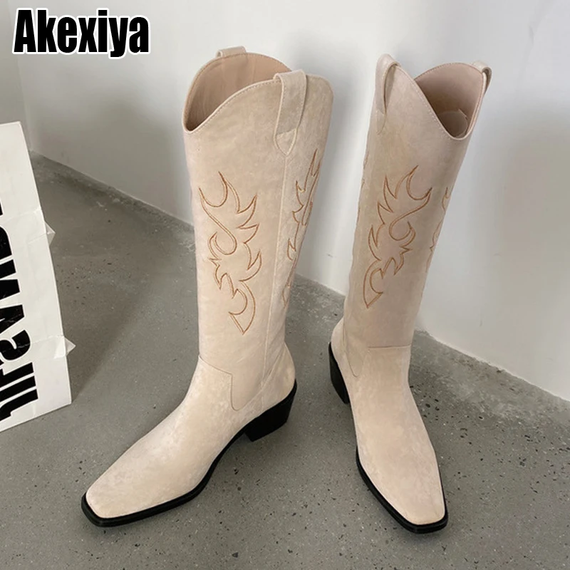 

Женские ковбойские сапоги на высоком каблуке, с вышивкой